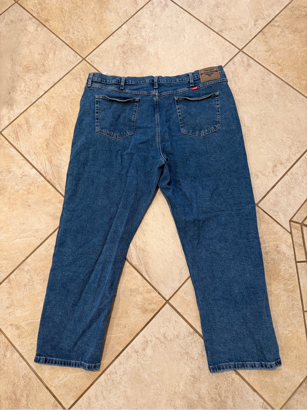Wrangler Premium Quality Men’s Relaxed Fit Jeans 46x30 Medium Wash Denim - Picture 2 of 4